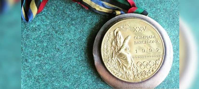 Girl finds stolen Olympic gold medal from parking lot - ARY NEWS