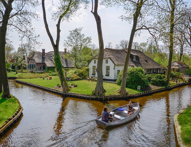 Dreamland in real life: A village in Netherlands with no roads