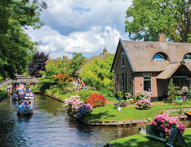 Dreamland in real life: A village in Netherlands with no roads