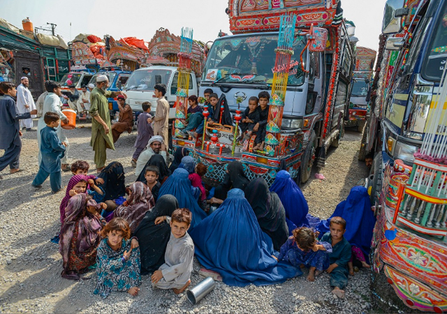 100,000 Afghan Refugees Return From Pakistan: UNHCR - ARY NEWS