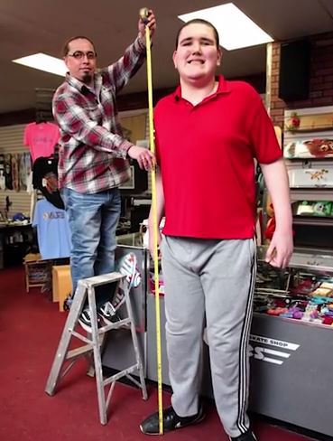 Meet Broc Brown: World’s tallest teenager who has reached 7ft 8 inches ...