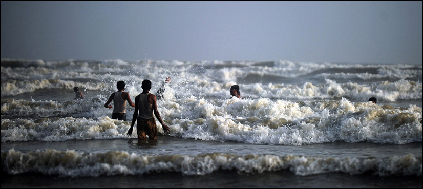 two-picnickers-drown-at-karachi-s-seaview-beach