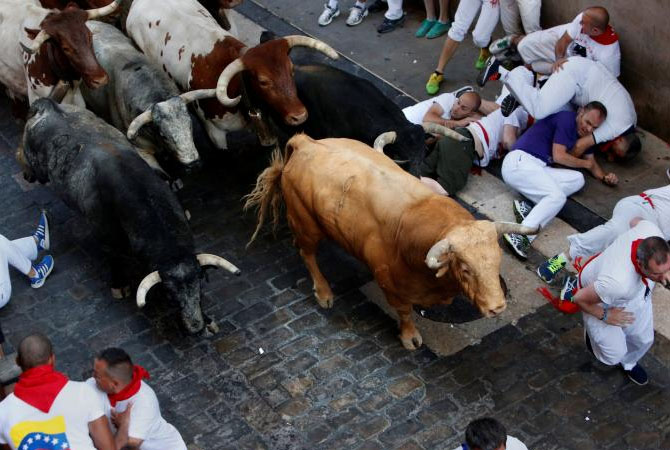 Ten Hurt In Spanish Bull Running Festival - ARY NEWS