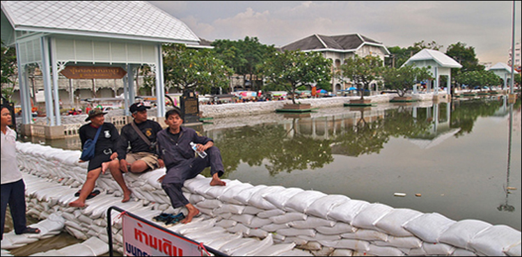 Thailand braces for floods, residents lay bricks, sandbags