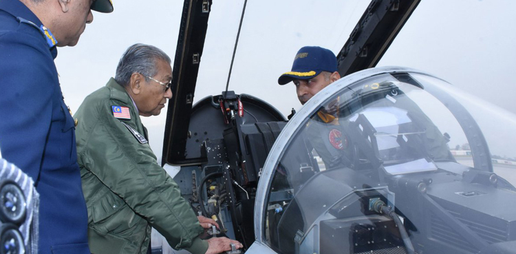 Mahathir Mohamad JF-17 Thunder inspection