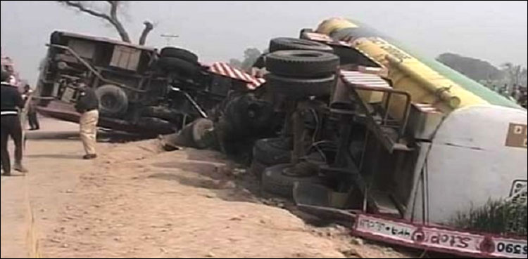 oil tanker overturns nawabshah