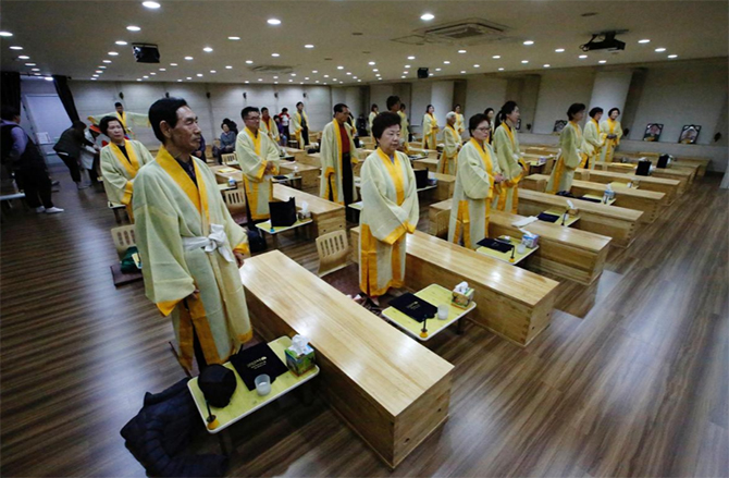 Mass funeral living funeral South Korea fake funeral