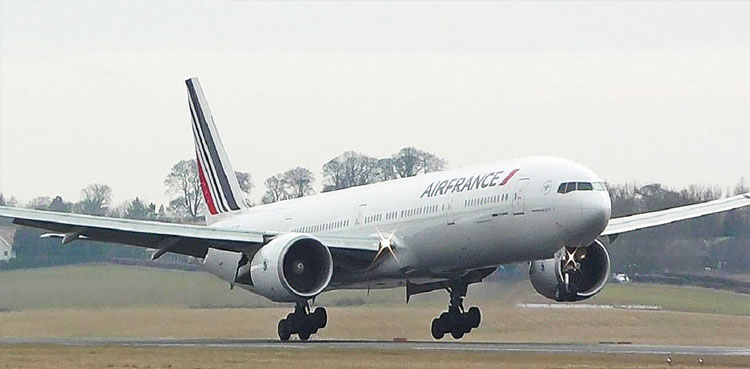 Child dead body plane landing gear Air France