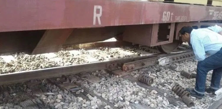 Bogie freight train, derailed, Ghotki