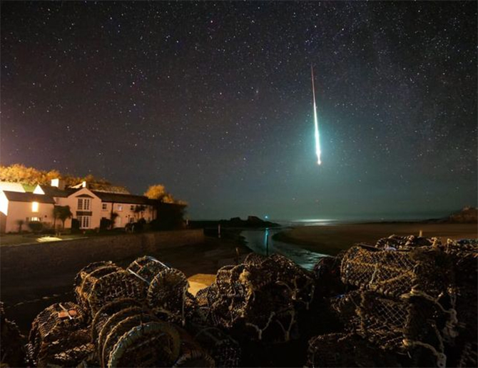 WATCH Stunning image of fireball meteor streaking through night sky