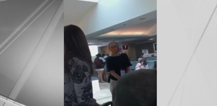 Mother kids off flight face mask viral video