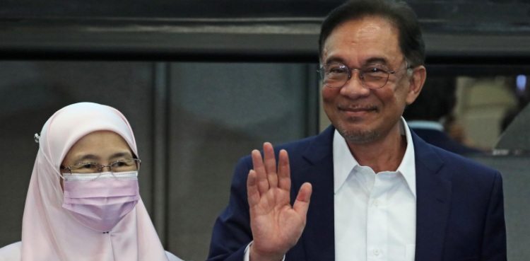 Anwar Ibrahim claims 'formidable' majority to form new govt in Malaysia