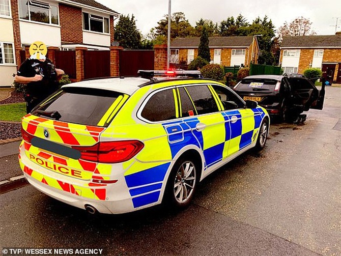 Police customer fast-food package delivery