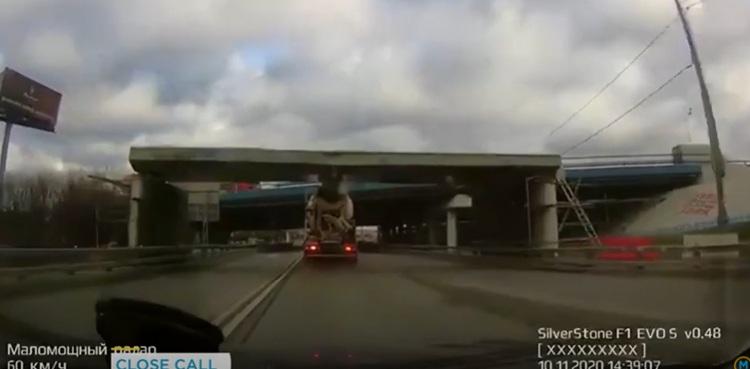 horrifying footage moscow bridge falls on car dashcam