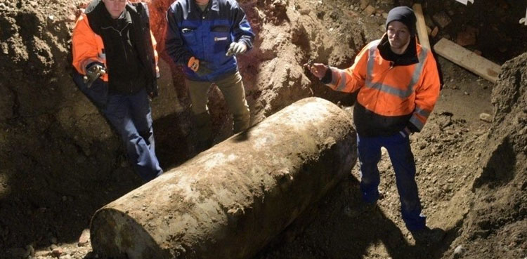 Mass evacuation in Frankfurt as WWII bomb is defused