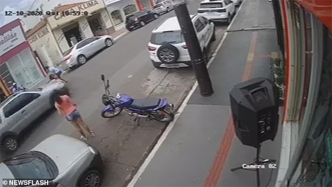 heart-stopping footage boy save sister hit by car brazil
