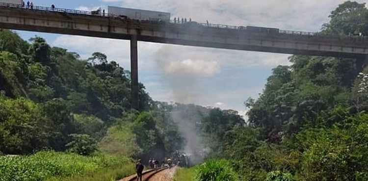 bus road accident bridge brazil