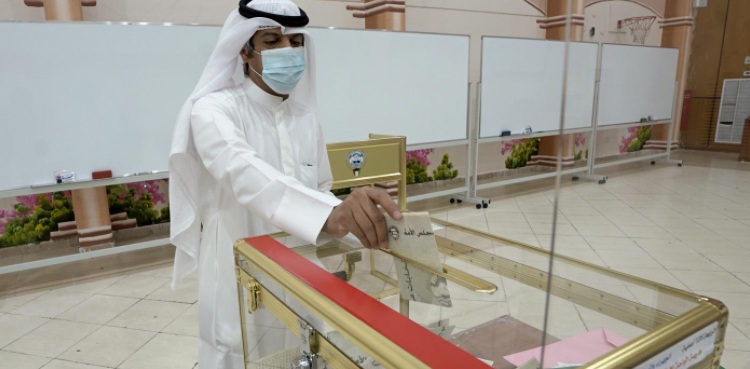 Kuwaitis go to polls as economy poses challenge for new emir