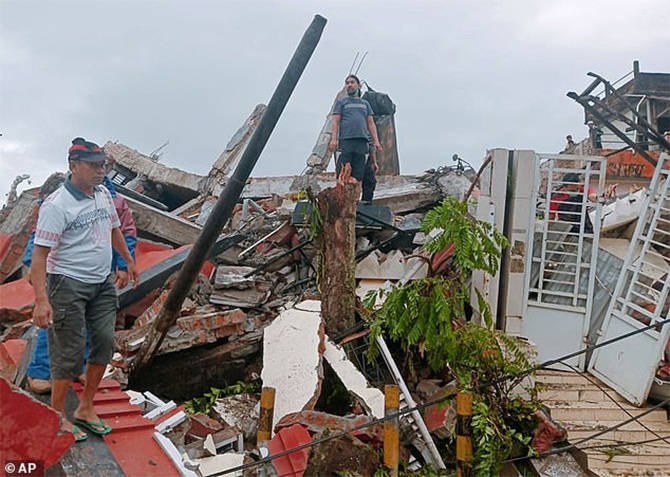 indonesia earthquake sulawesi deaths