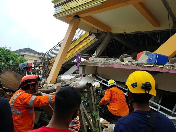 indonesia earthquake sulawesi deaths