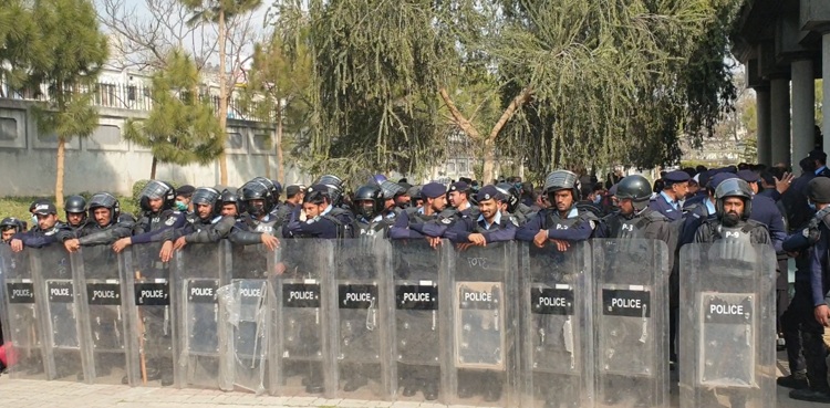 Lahore police clears road blockades laid by religious party protestors