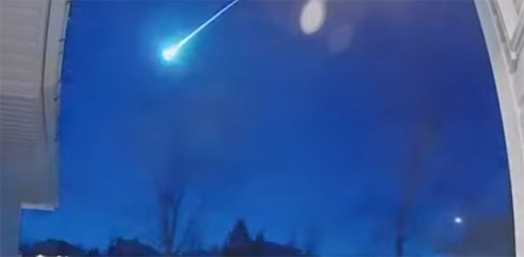 WATCH: Bright meteor lights up early morning sky in Canada