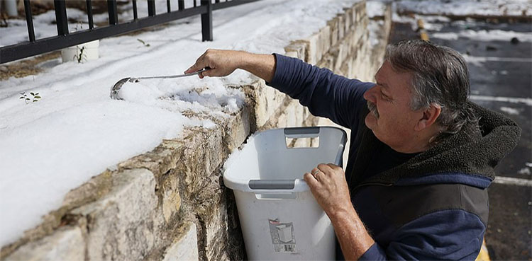 Texas population forced to boil snow to get drinking water after shortage  