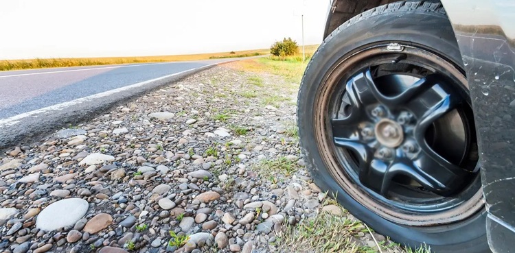 Car thief’s vehicle stolen by teenager while changing flat tyre