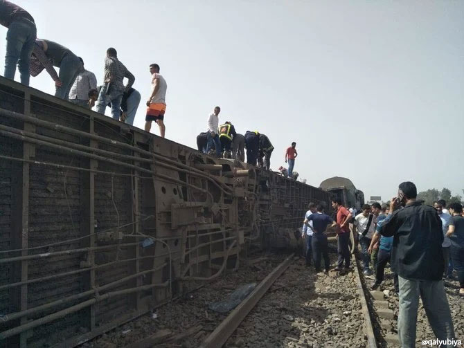 train derail egypt carriages qalioubia