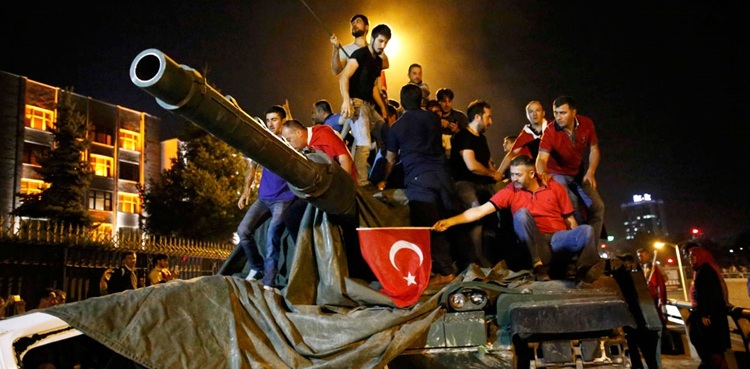 Türk mahkemesi ‘darbe’ yapmakla suçlanan 103 eski amirali beraat ettirdi