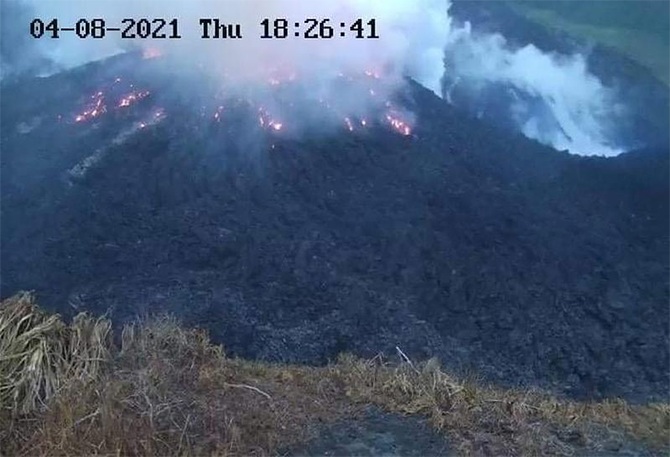 volcano eruption la soufriere caribbean evacuation