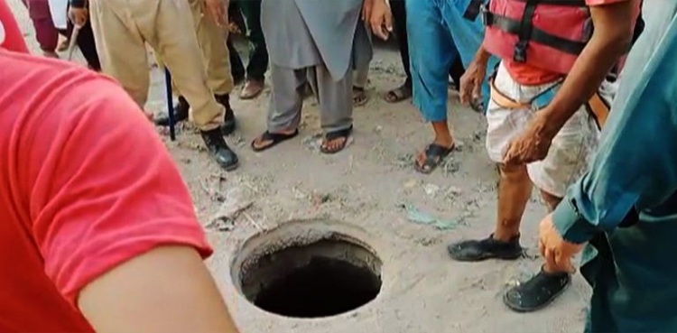 Karachi, minors fall into manhole, open manhole in Karachi