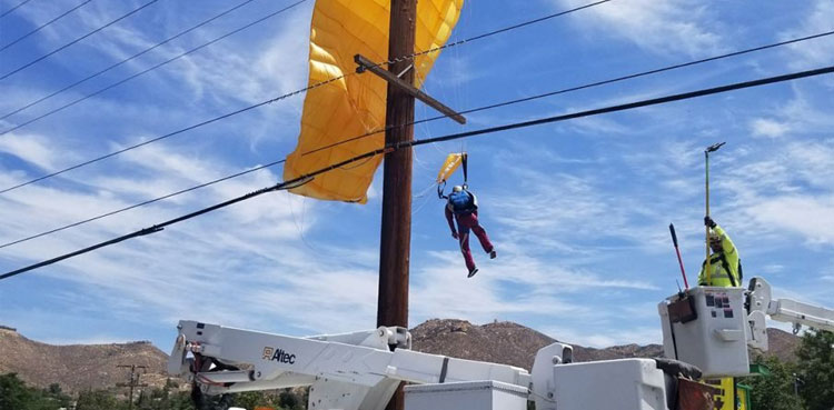 parachuter-stuck-power-lines