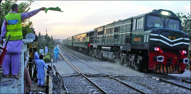 nawabshah mother dies train