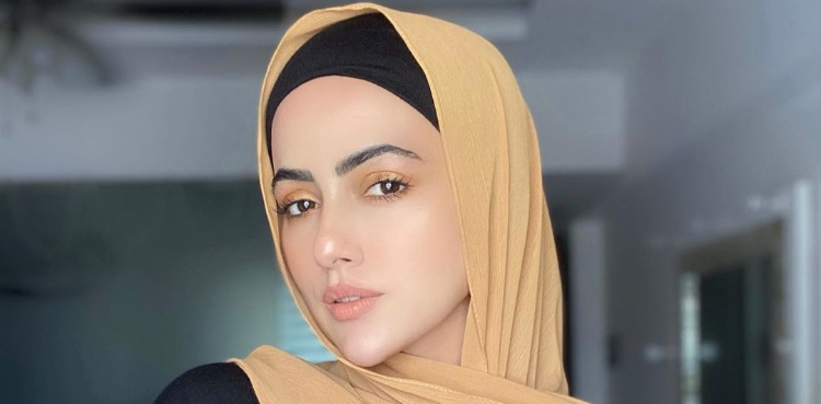 Sana Khan defend wearing hijab