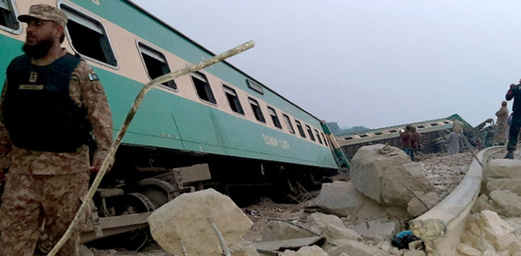 death toll ghotki train accident