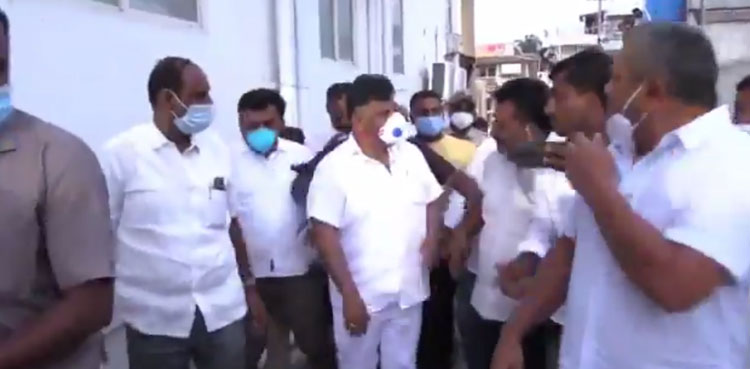 congress leader dk shivakumar slaps party worker viral video