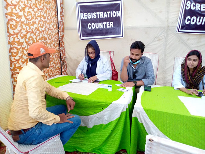 covid-19 vaccination sacrificial animal market karachi