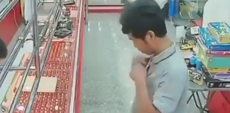 thief failed attempt jewellery store gold chain viral video