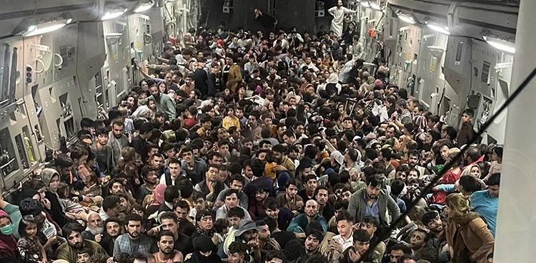 Afghan fleeing in C-17 photo