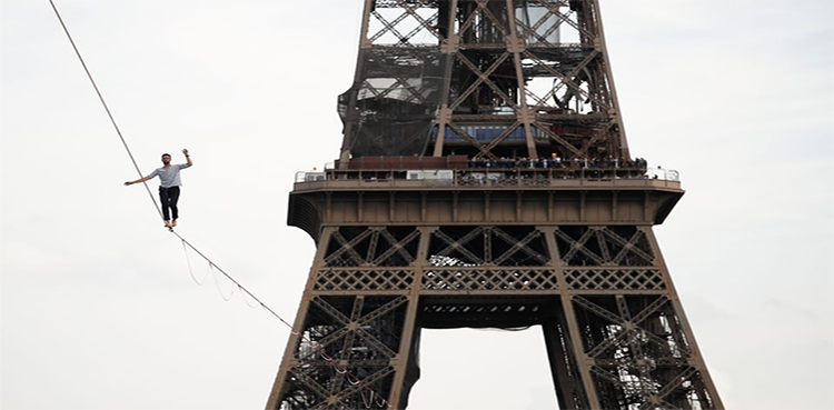 French slackliner wows crowd with Eiffel Tower performance