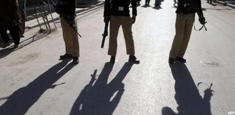 police encounter larkana two dacoits