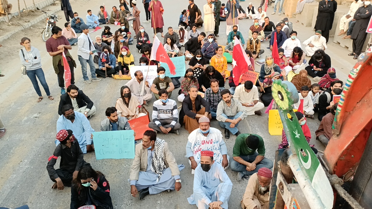 Marchers stage sit-in outside KGS as LEAs halted their progression towards Bilawal House