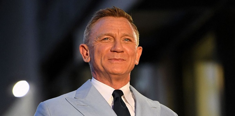 Unaware Daniel Craig does interview with a bleeding forehead!