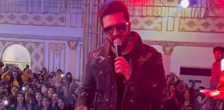 sarah khan, falak shabir, concert, viral video