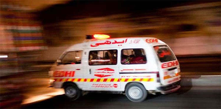 karachi two die speeding car overturns