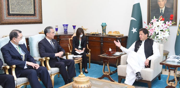 Chinese FM Wang Yi meets PM Imran Khan on OIC CFMs sidelines