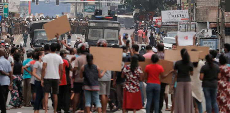 Sri-Lanka-protest-tear-gas