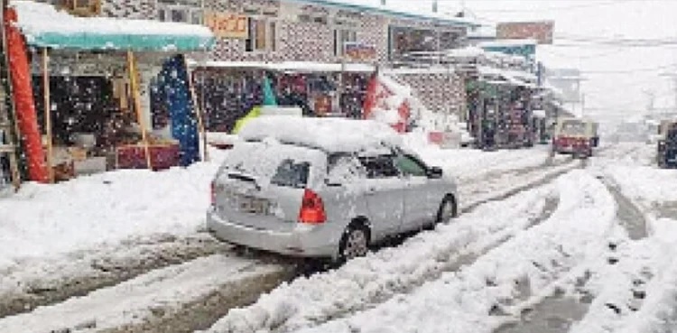 Tourists stranded as Babusar Top receives heavy snowfall