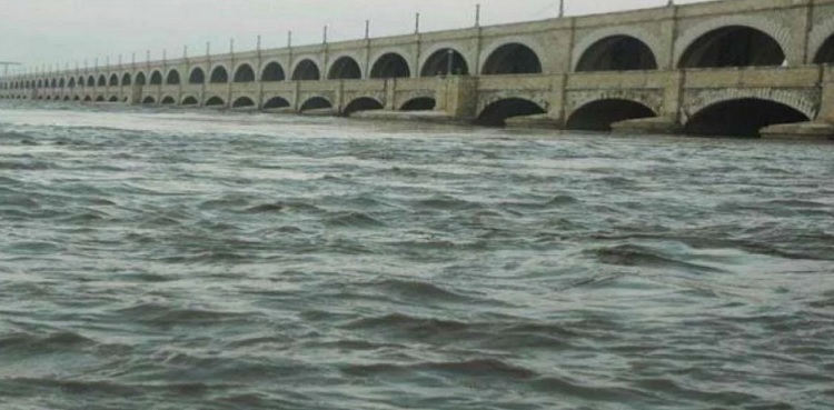 Indus River in medium flood at Guddu, Sukkur barrages